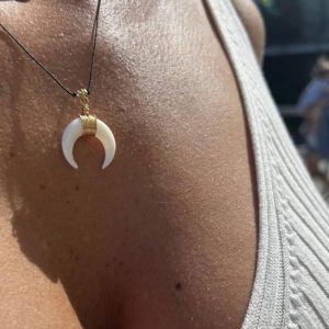 NASZYJNIK WHITE MOON SZNURECZEK